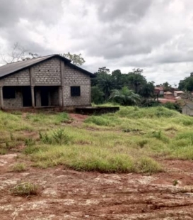 Sabaimmo. Agence agréée et fiable vous propose 1 maison inachevée sur 2 Parcelles colées   en vente à Coyah Kouyéya à quelques mètres de la grande route. documents disponibles, Prix à Discuter. Contact: sabaimmo.com